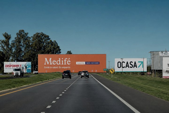 Carteles de Mentor sobre ruta