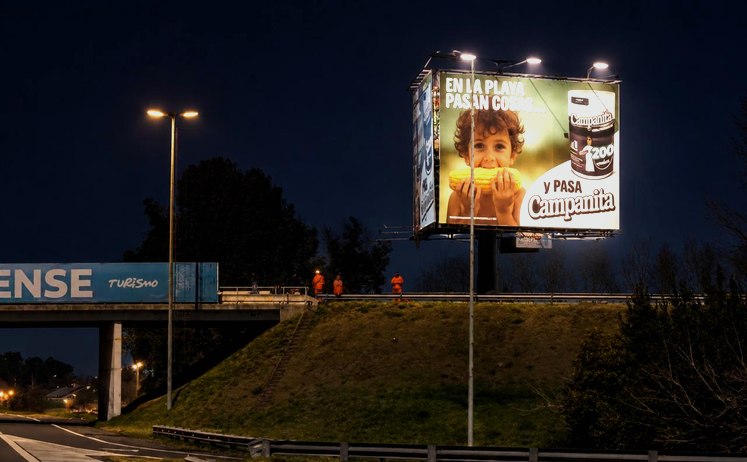 Cartel de Mentor iluminado de noche sobre una autopista